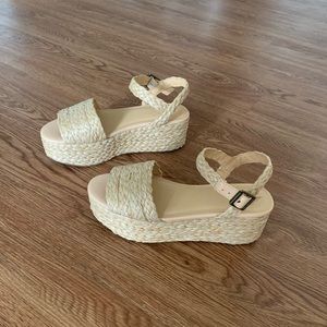 Universal Thread platform sandals